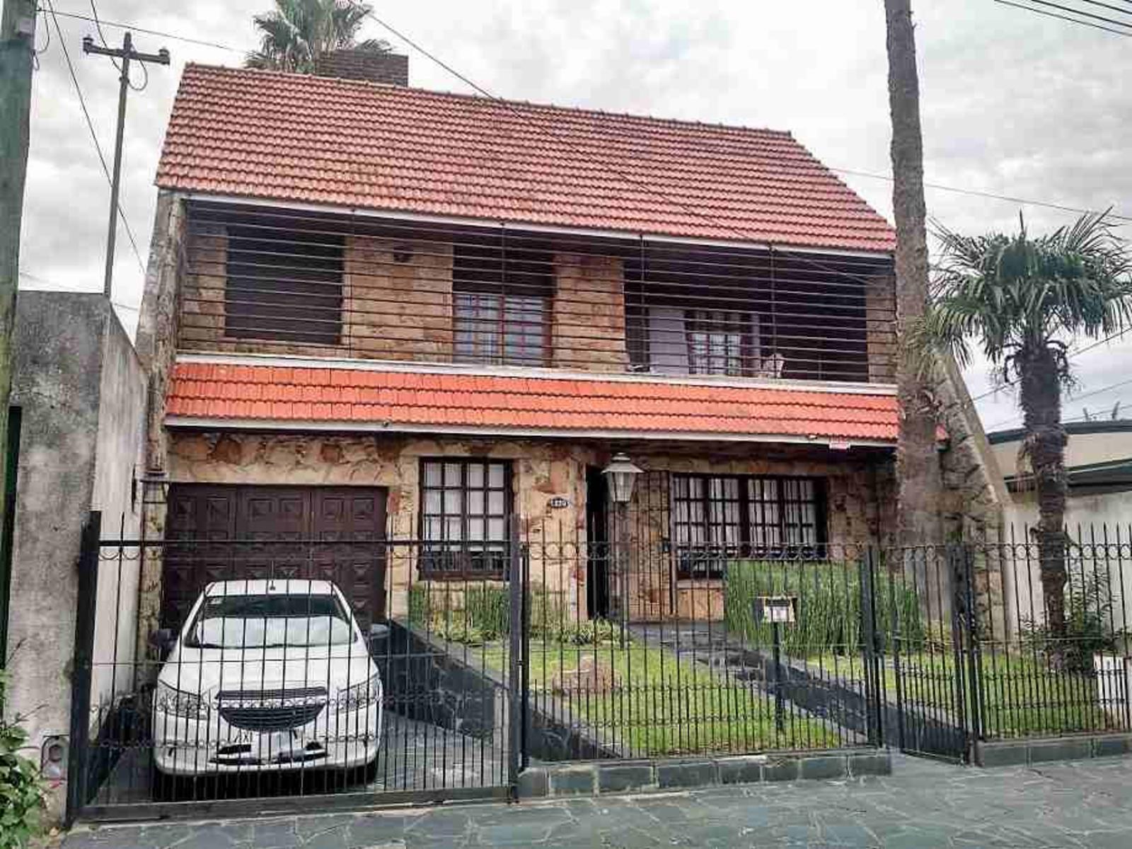 CASA 5 AMB CON LOTE DE 400 MTS PERMUTA POR DEPTO 3 AMB CON COCHERA QUILMES CENTRO