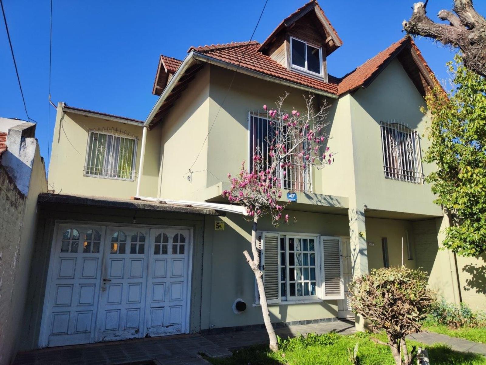 VENTA DE CHALET DE 6 AMBIENTES EN MONTE GRANDE - LOTE DE 600 M² - COCHERA PASANTE - GALERÍA