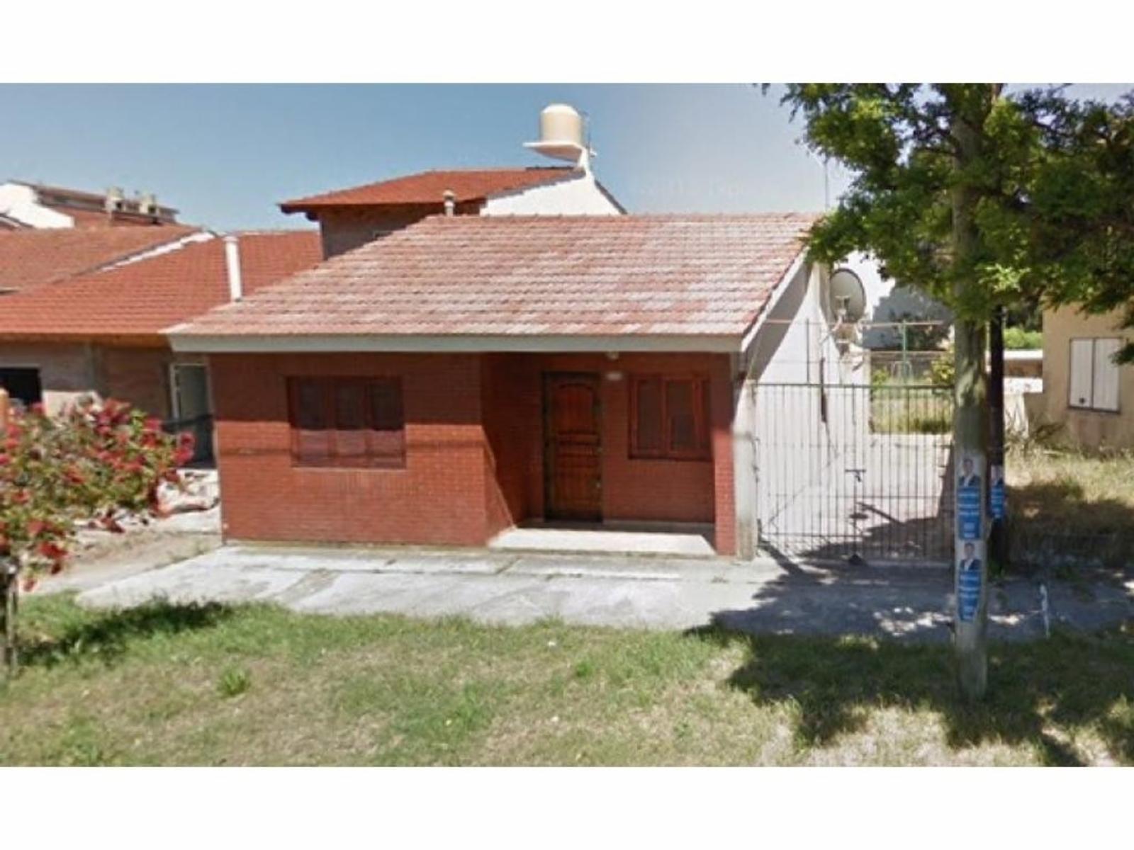 CASA DE 3 AMBIENTES AL FRENTE CON COCHERA EN SANTA TERESITA