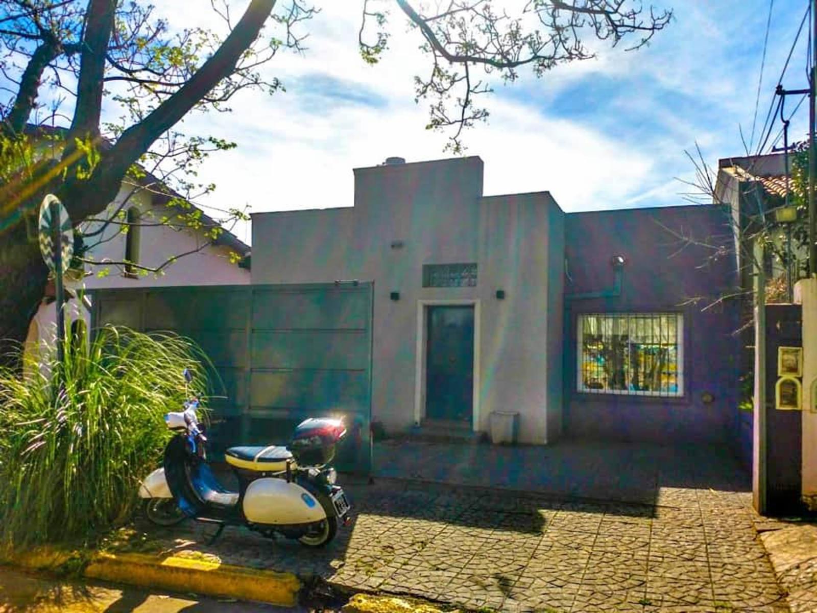 SE VENDE EXCELENTE PROPIEDAD DE 4 AMBIENTES EN FLORIDA MITRE PH AL FRENTE SOBRE LOTE DE 270M2.