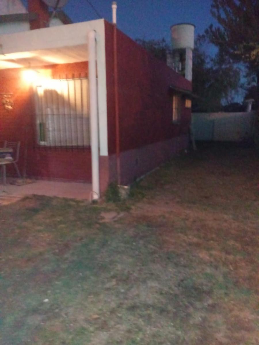 CASA DE DOS AMBIENTES CON QUINCHO A TRES CUADRAS DE LA PLAYA EN LAS TONINAS