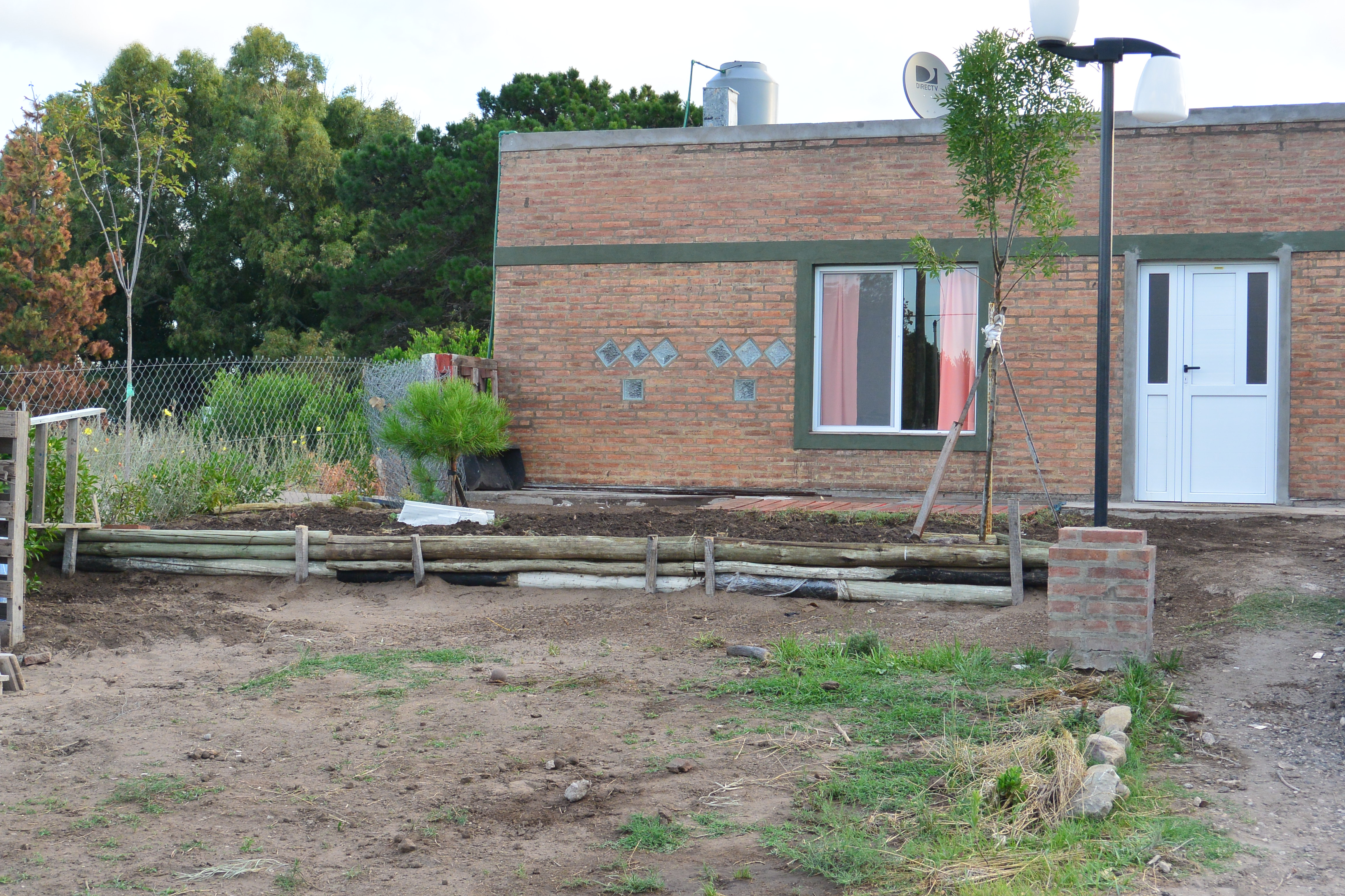 Casa de 2 dormitorios en Sauce Grande a una cuadra del mar (Balneario ubicado a 6 km de Monte) en zona arbolada ideal para relajarse y disfrutar de la naturaleza y el mar. 