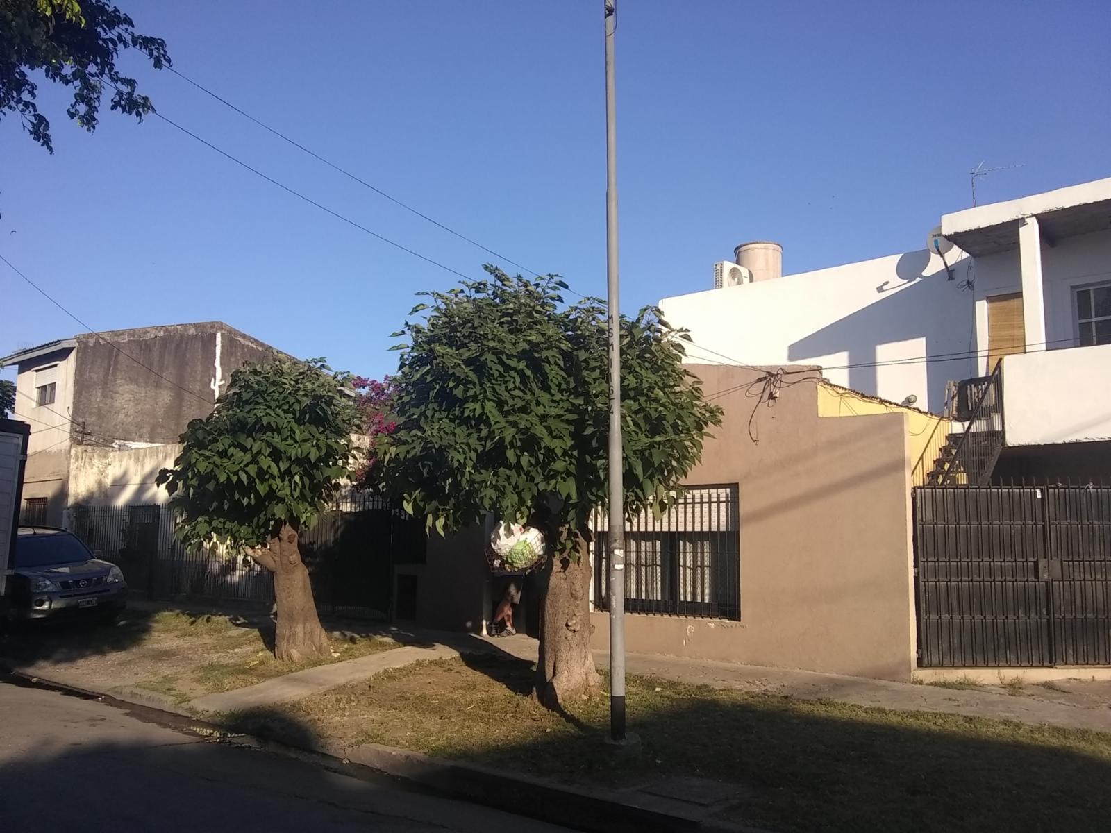 PROPIEDAD MULTIFAMILIAR EN 2 PLANTAS Y CASA LATERAL.