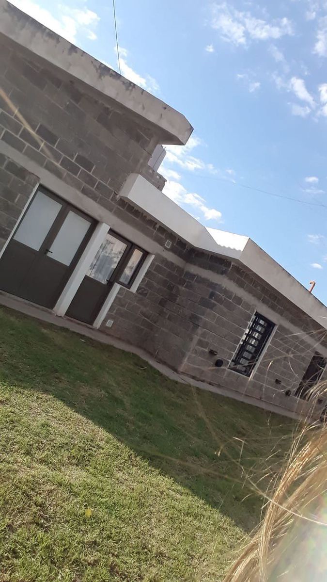 CASA 4 AMBIENTES CON COCHERA Y PATIO