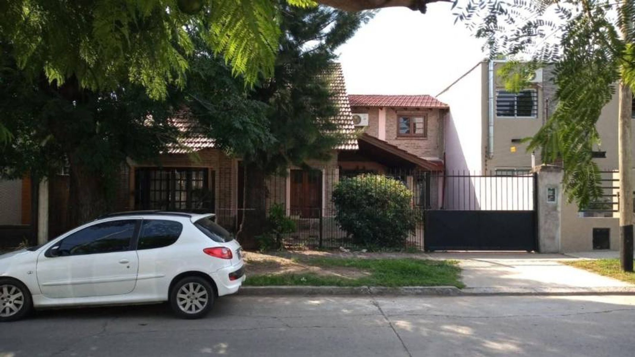 CHALET DE 5 AMBIENTES EN VENTA - ITUZAINGO