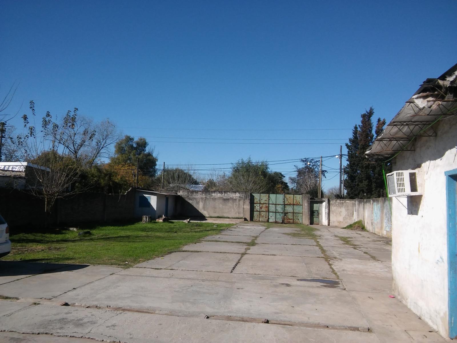 VENDO GALPÓN  1000M2 CON MEJORAS SOBRE ASFALTO EN MORENO.