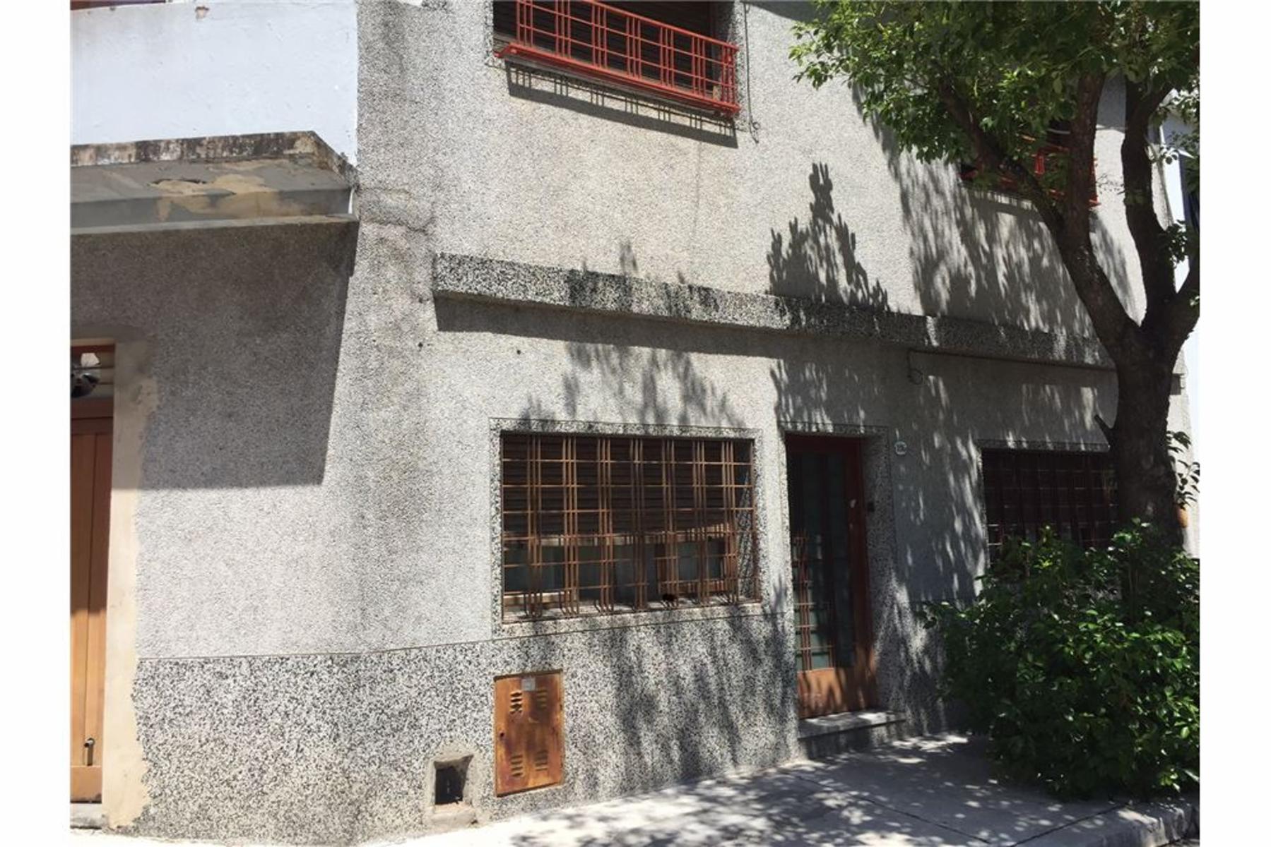 Casa 4 ambientes con garage + local Flores Sur