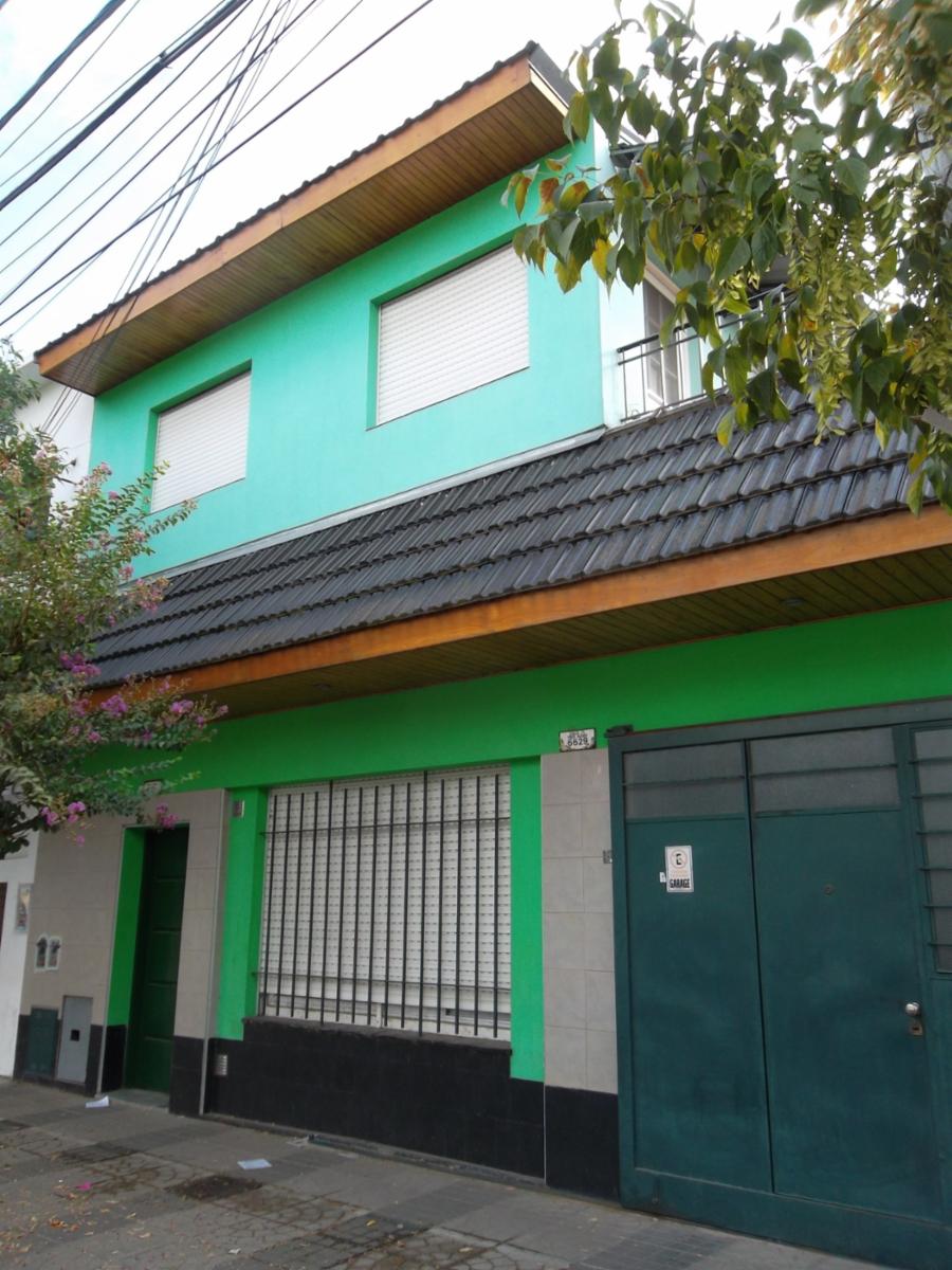 VENTA DE CASA MULTIFAMILIAR DE CUATRO AMB. Y FONDO LIBRE ZONA CHILAVERT