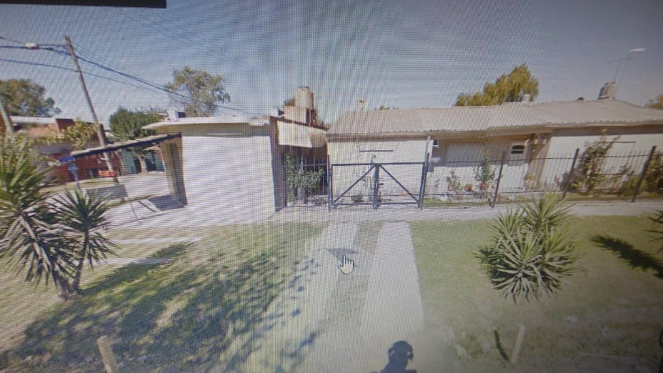 EXCELENTE PROPIEDAD DE CUATRO AMBIENTES CON ENTRADA DE AUTO PATIO Y JARDIN MAS DOS LOCALES Y GARAGE