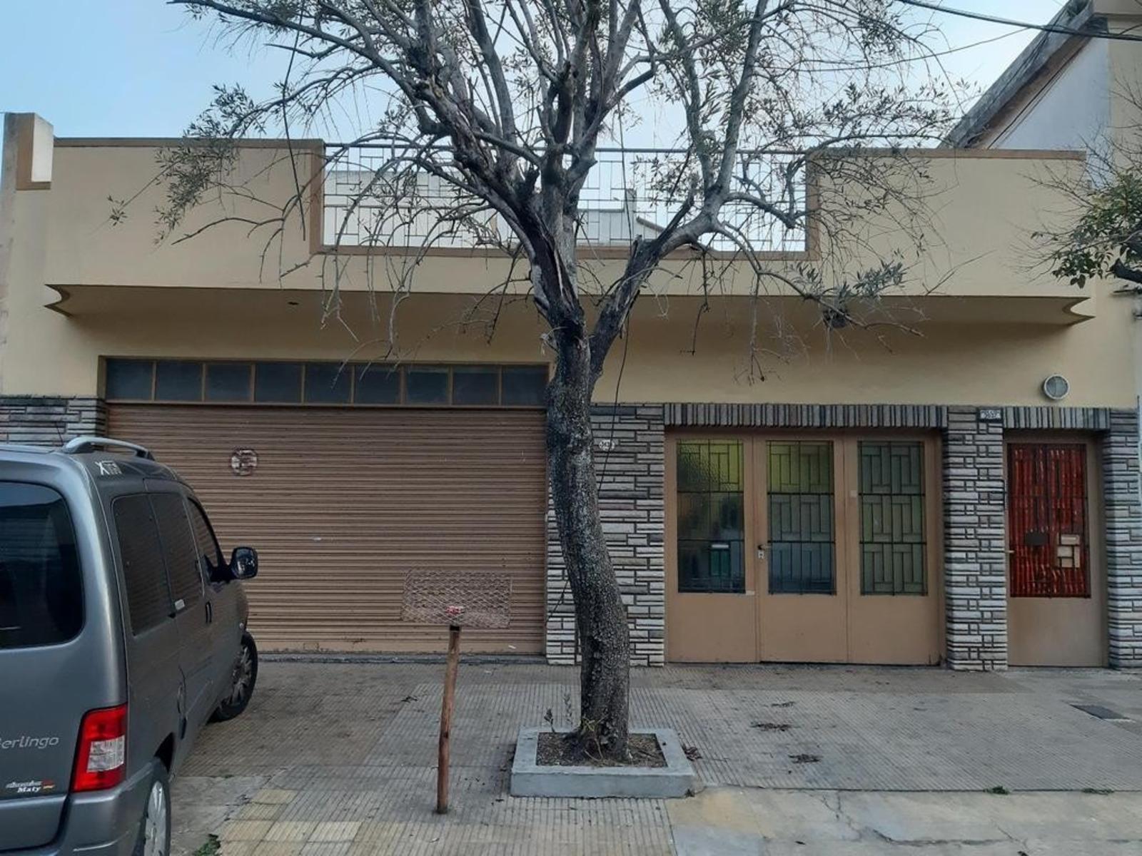 PH CON DOS PROPIEDADES DE 3 Y 2 AMBIENTES MAS LOCAL DE 30 M²