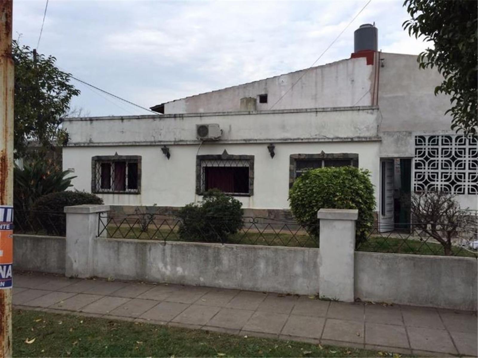 Casa de cuatro ambientes a la venta en José C Paz