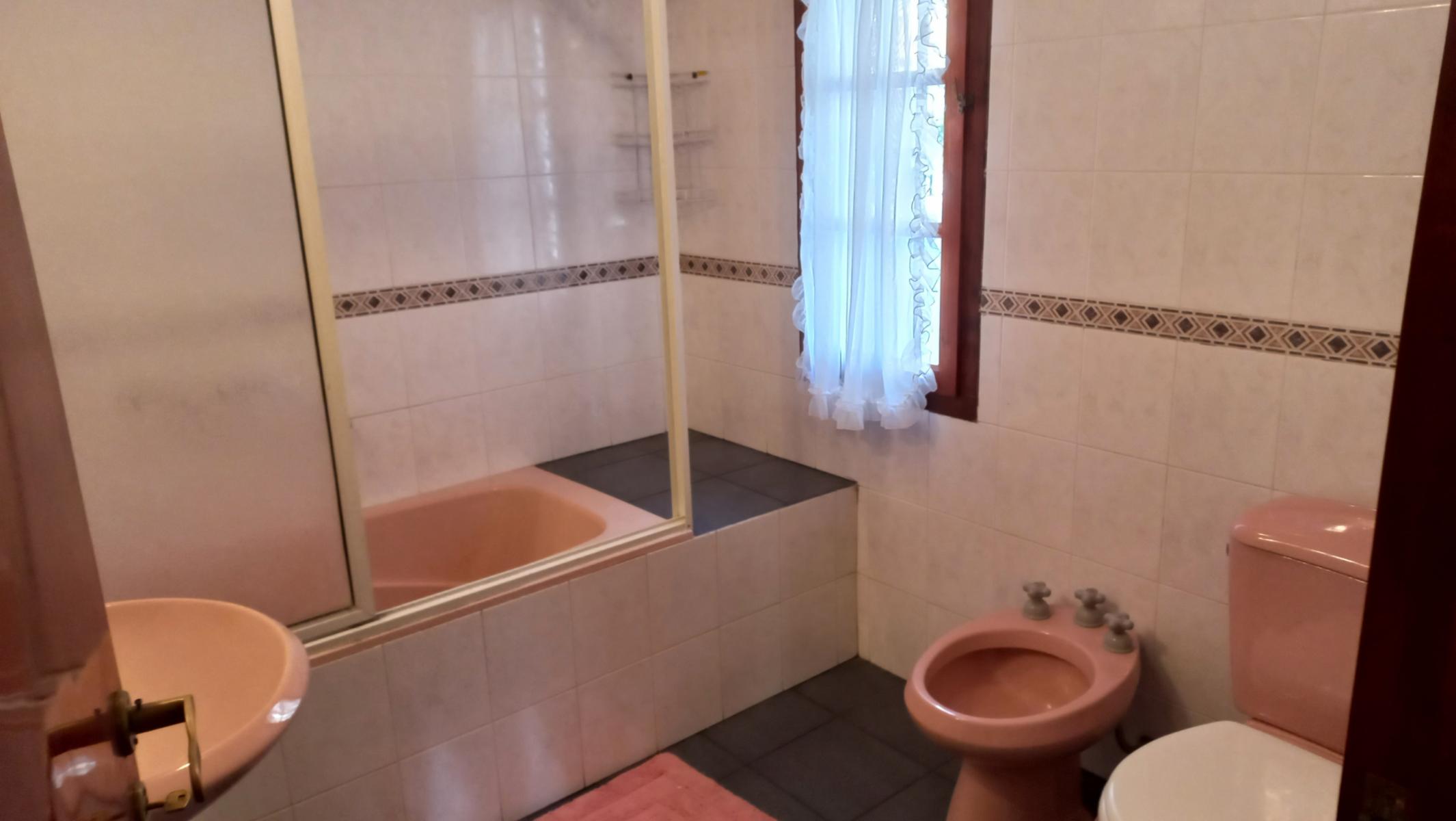 Venta de Importante chalet 5 amb. con piscina. Gesell Norte 