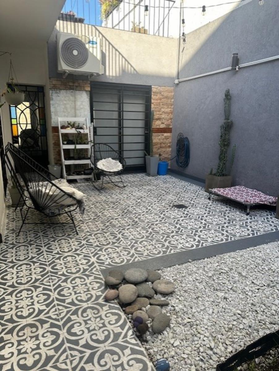 CASA RECICLADA EN UNA SOLA PLANTA , CON PATIO Y TERRAZA , GARAGE Y DOS HABITACIONES