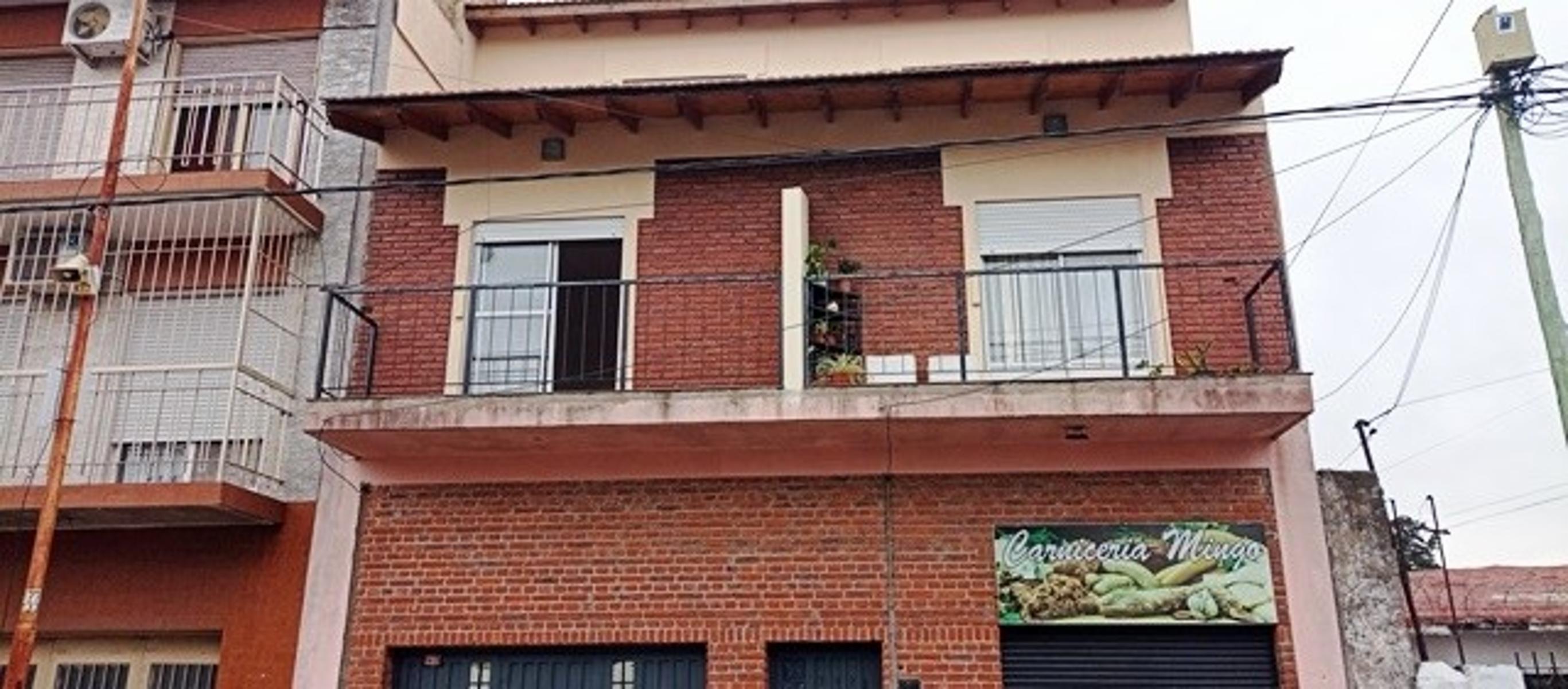 Departamento de 3 ambientes con patio.