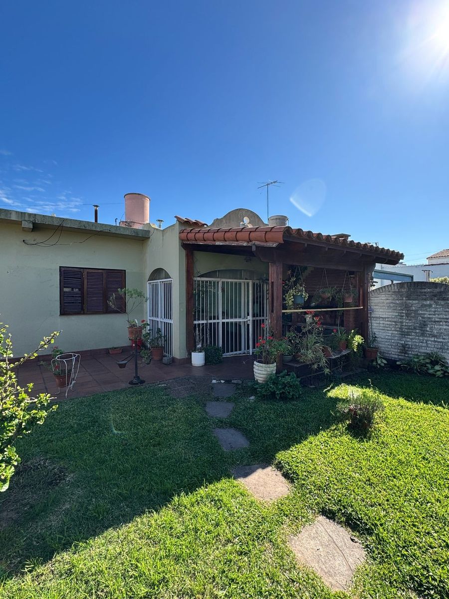 Casa americana 3 ambientes con jardín, garage cubierto, quincho yampliofondo con cuarto de herramientas. Excelente propiedad,ubicacióninmejorable a metros de Av. Arieta