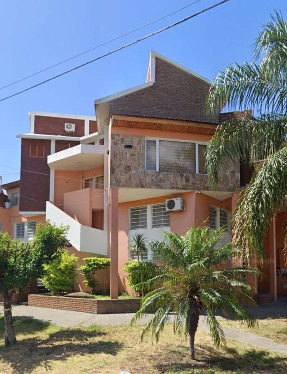 Excelente departamento tipo casa en alquiler