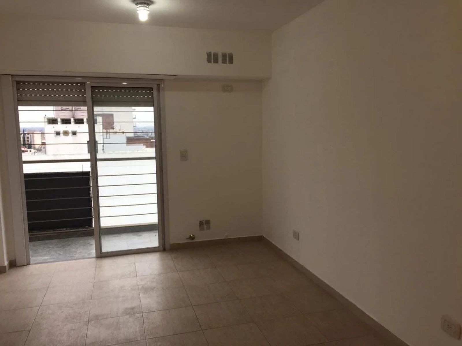 Larralde 1000 · Morón — foto 3