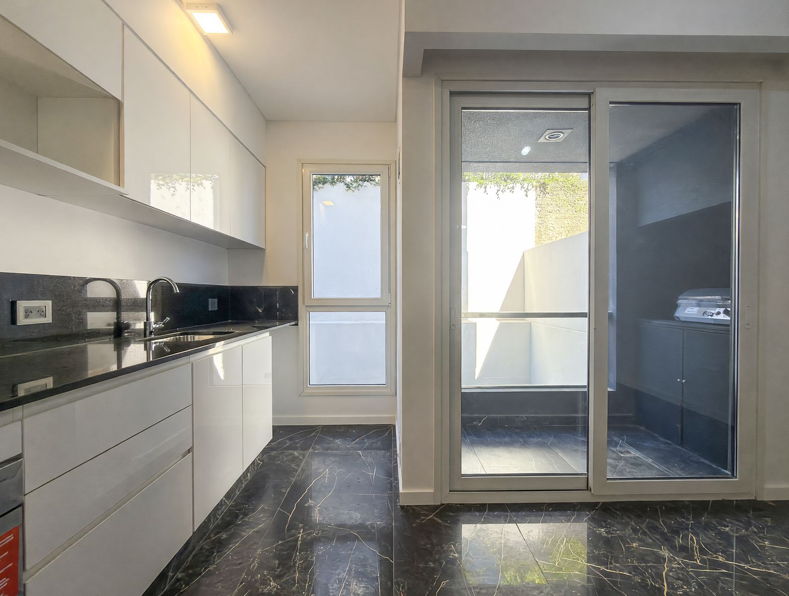 MONOAMBIENTE EN PRIMER PISO , FRENTE Y CONTRAFRENTE. BALCON CON PARRILLA,