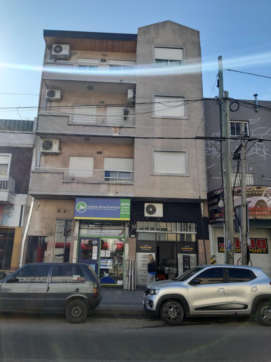EXCELENTE MONOAMBIENTE CON BALCÓN Y ENTREPISO SOBRE AVENIDA SAN MARTÍN