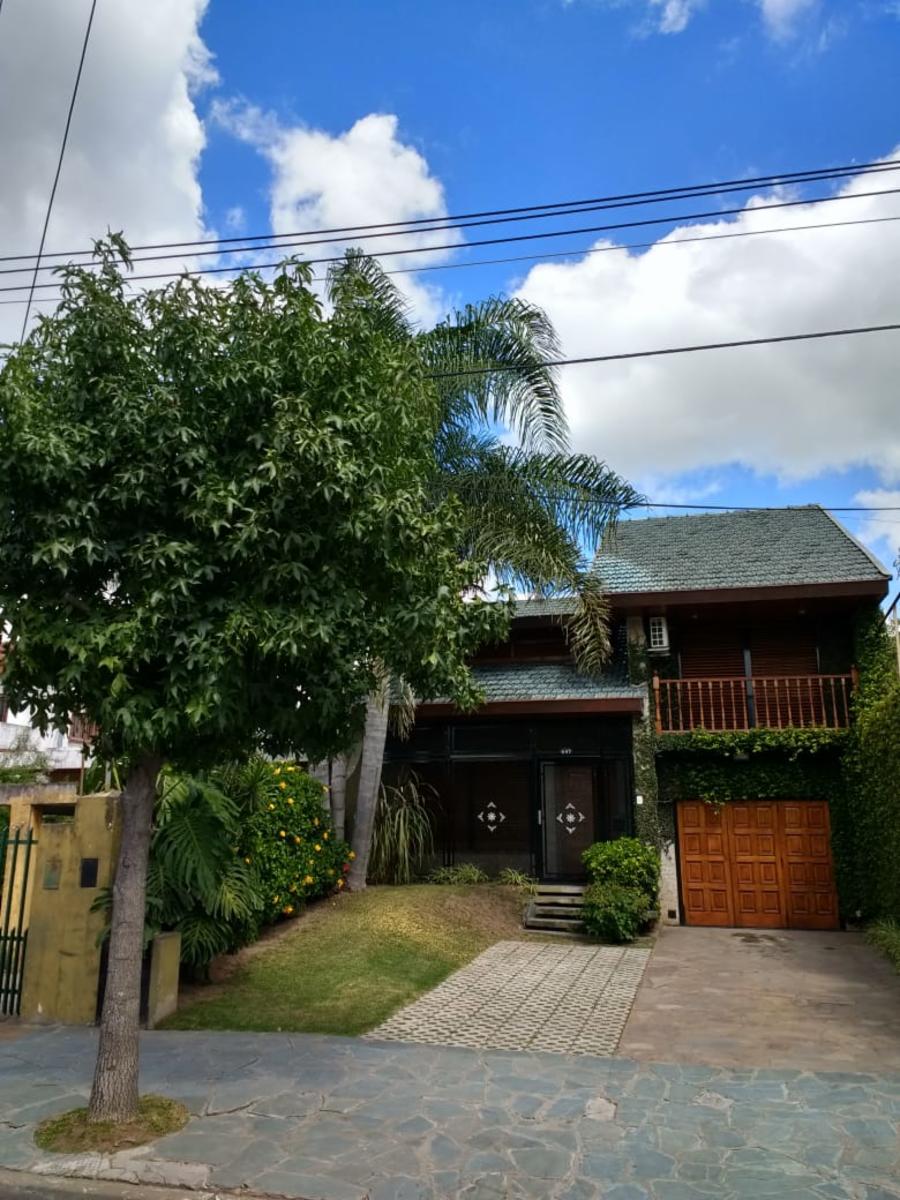 Hermoso Chalet de Tres Dorm. + Playroom y Jardin con Pileta en Venta.