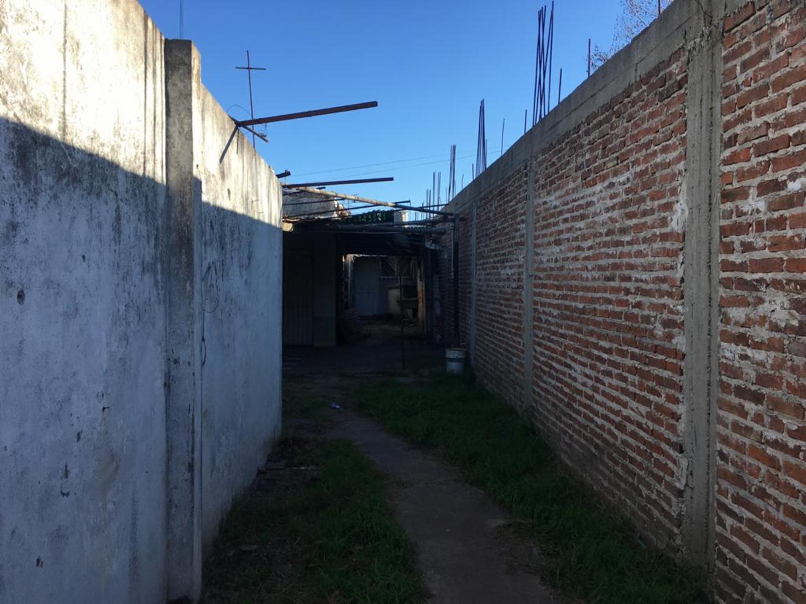 LOTE CON CONSTRUCCION A RECICLAR EN QUILMES OESTE