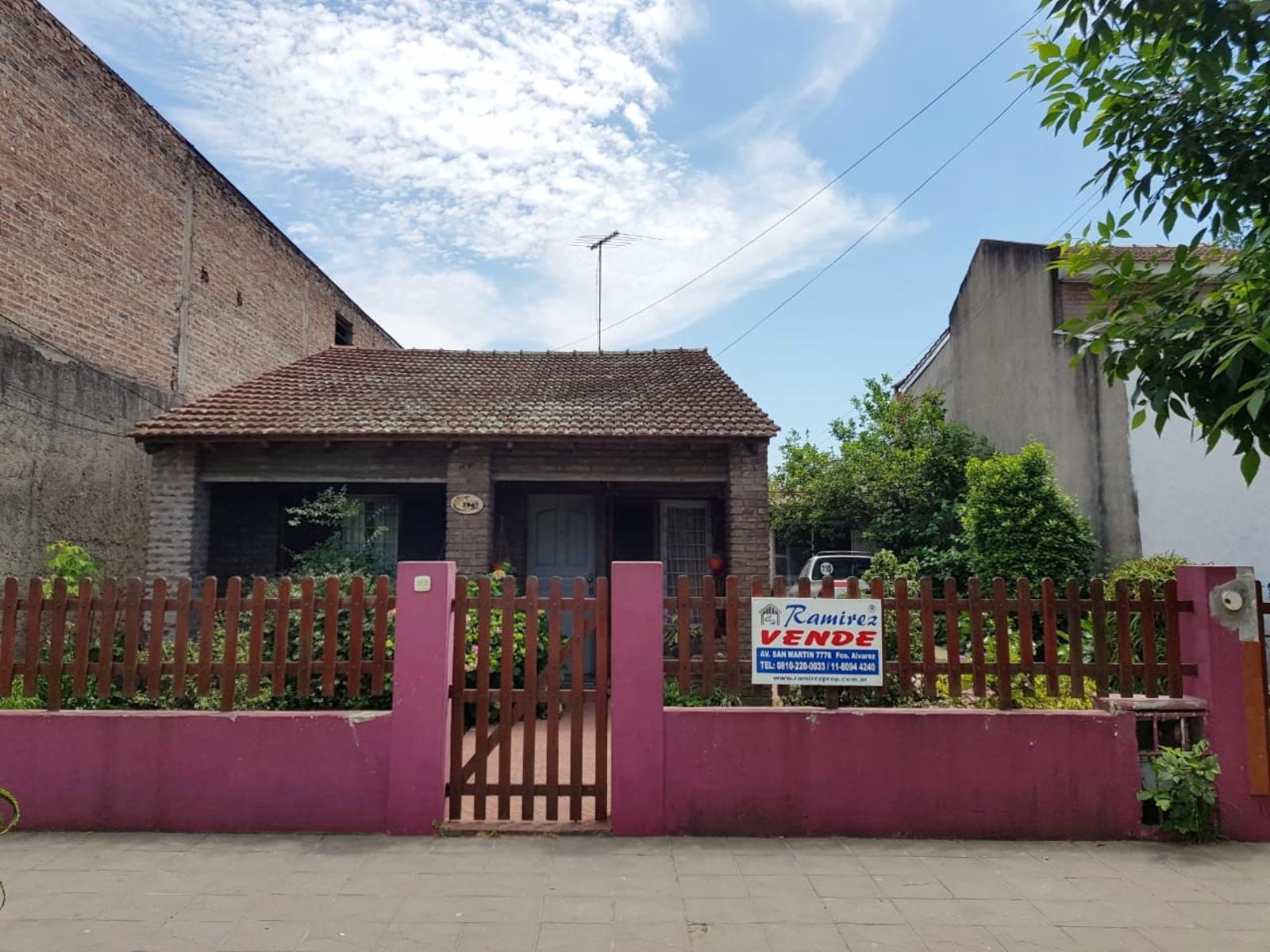 3 Casas De 3 Ambientes Cada Uno En Venta - Francisco Alvarez