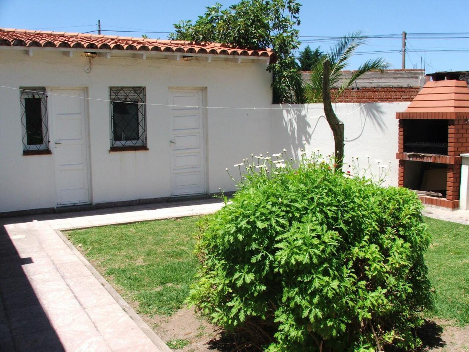 Casa en Zona 4 P/ 4 personas. Con Parque