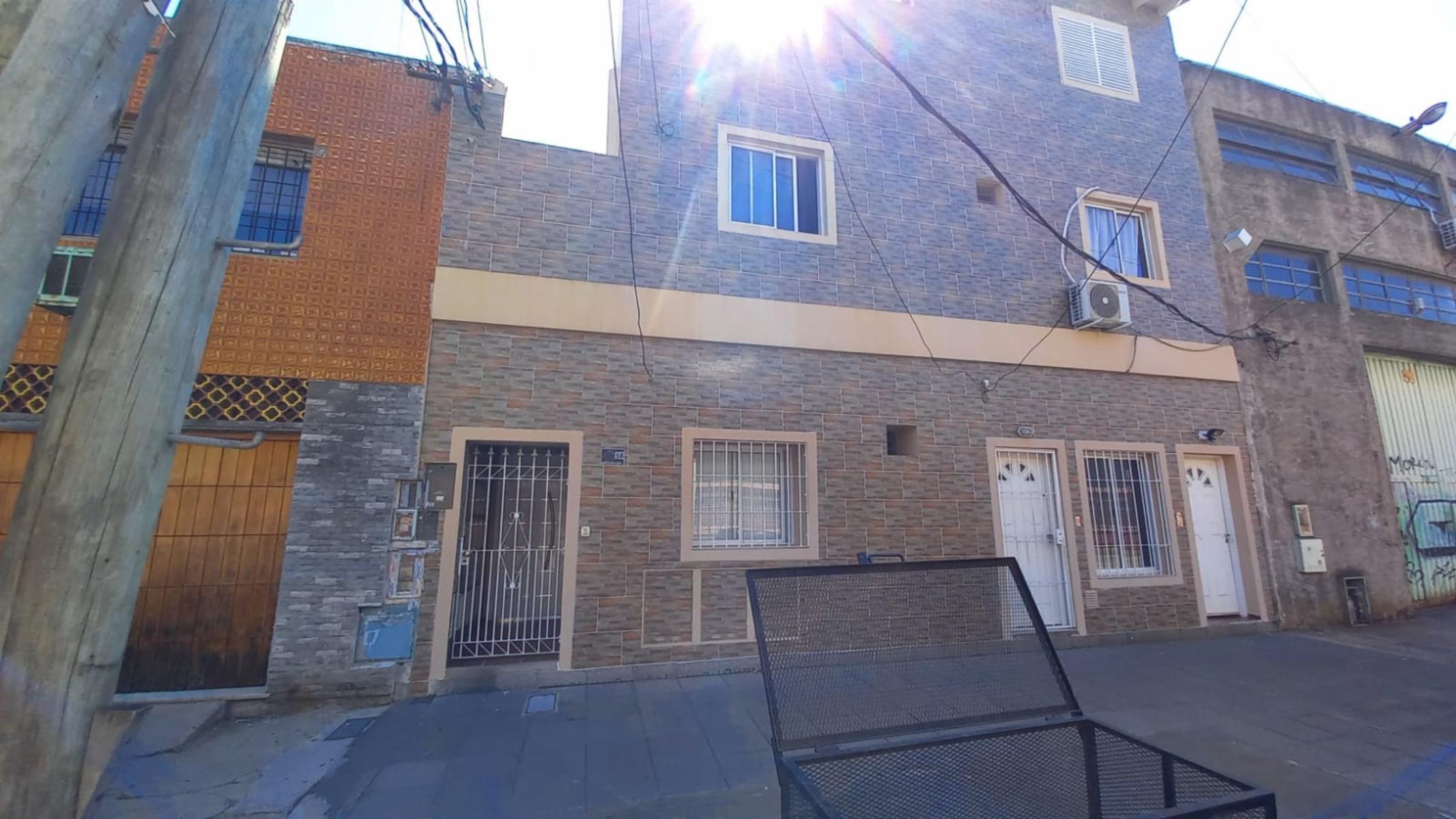EXCELENTE DEPARTAMENTO DE 3 AMBIENTES EN 1° PISO CON PATIO