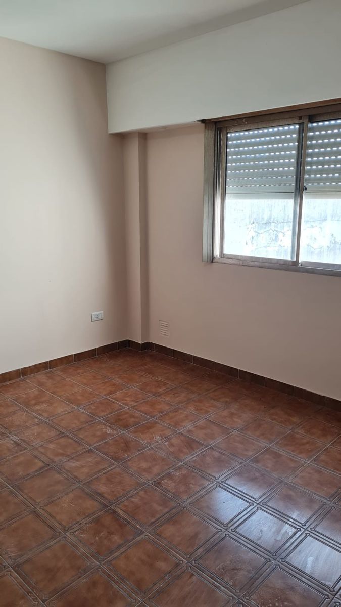 Departamento 2 ambientes en segundo piso al contrafrente, sobre Triunvirato a metros de Av. Arieta. Centro comercial de Villa Luzuriaga