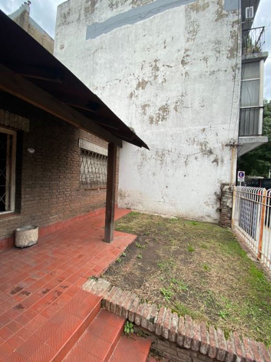 CHALET DE 4 AMBIENTES A REFACCIONAR - MORON NORTE