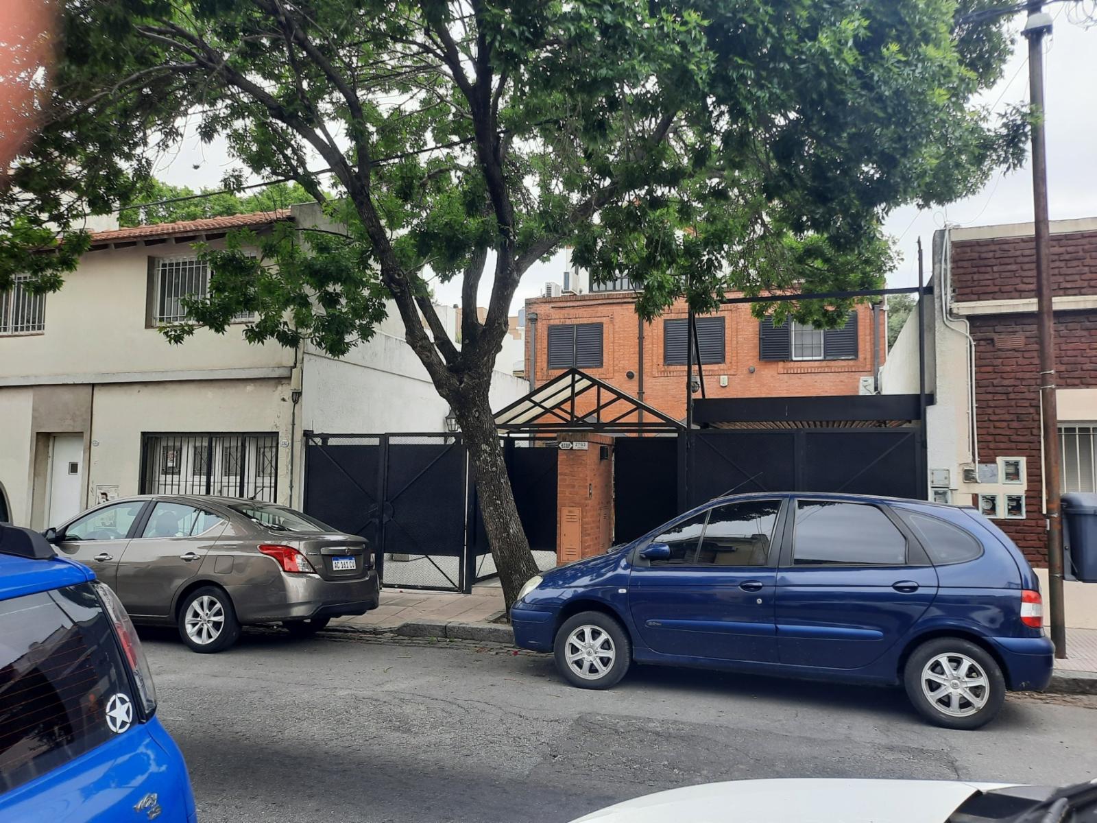 Excelente Duplex de 5 Amb con Jardin, Parrilla y Cochera Doble.Impecable Estado