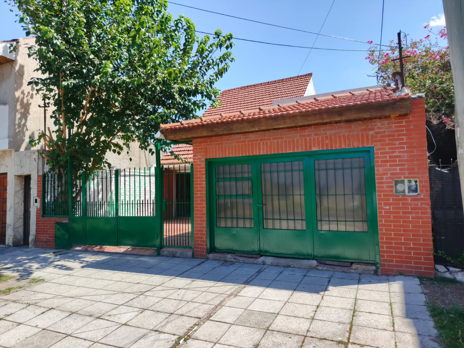 CASA 5 AMBIENTES EN 2 PLANTAS CON 2 COCHERAS Y PATIO NUEVO PRECIO USS 90 MIL