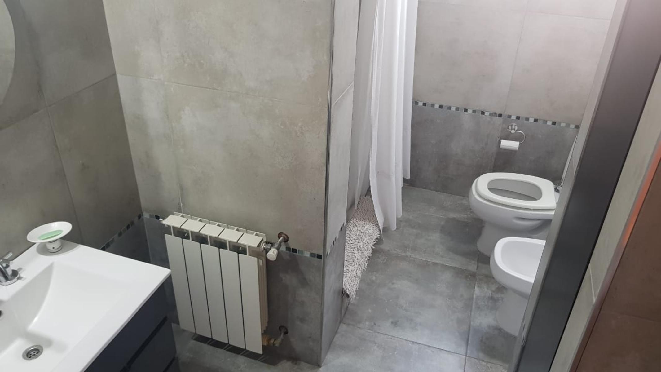 PROPIEDAD EN 2 PLANTAS DE 4 AMBIENTES EN MUY BUEN ESTADO GENERAL, EN MUY BUENA ZONA RESIDENCIAL.