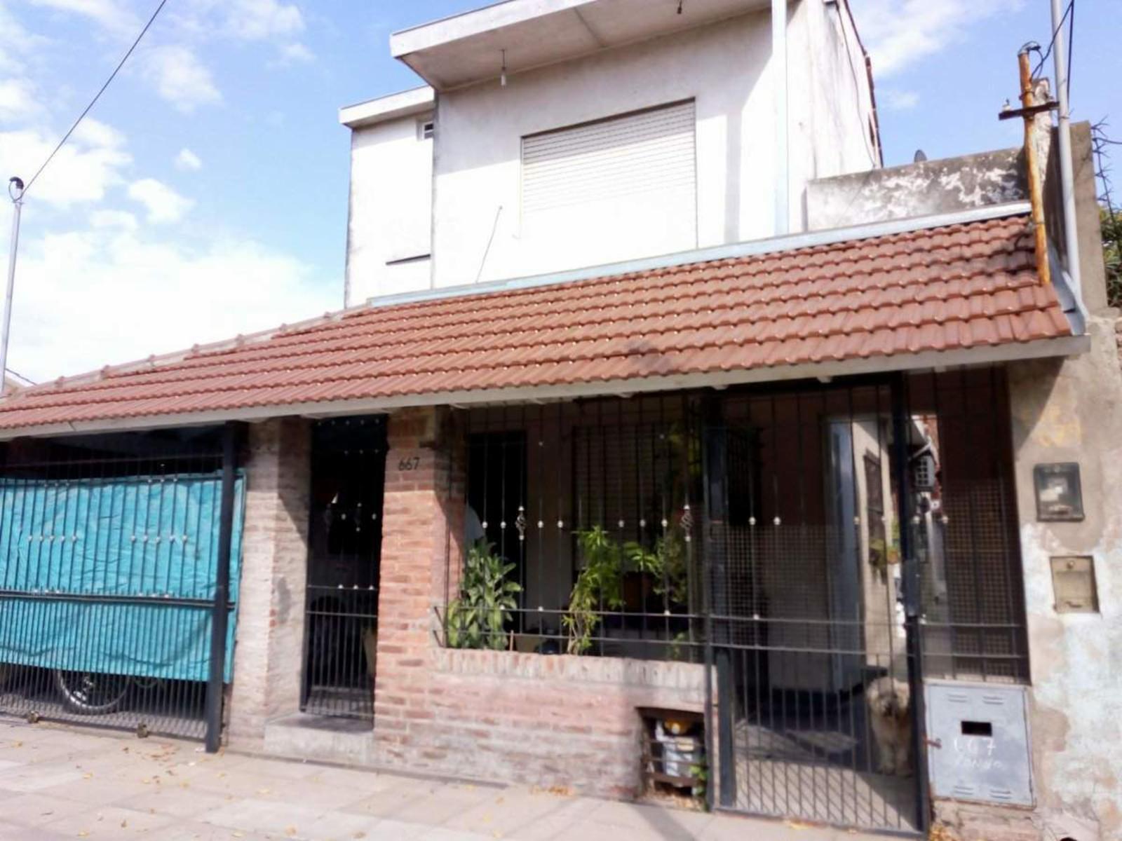 3 CASAS A 6 CUADRAS DE ESTACIÓN  J. C. PAZ
