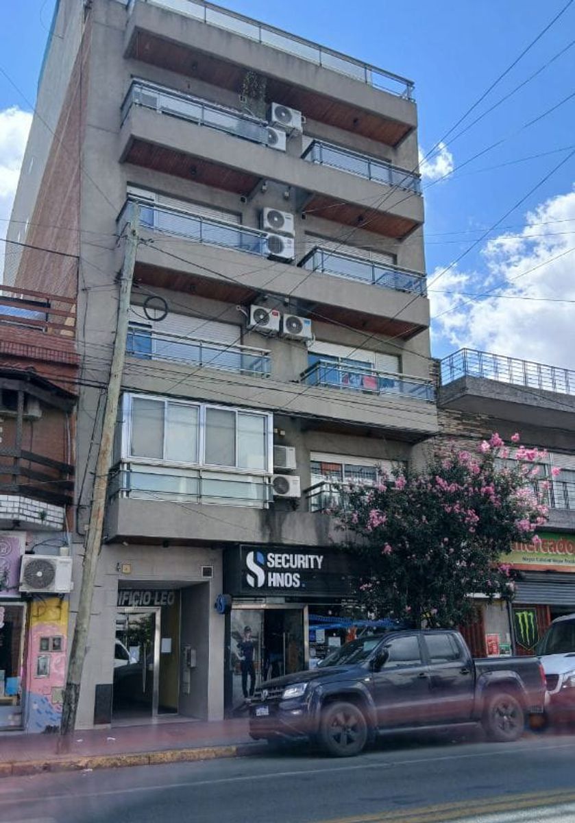 BUEN DEPARTAMENTO DE 2 AMBIENTES CON 2 PATIOS, MUY LUMINOSO, APTO PROFESIONAL.
