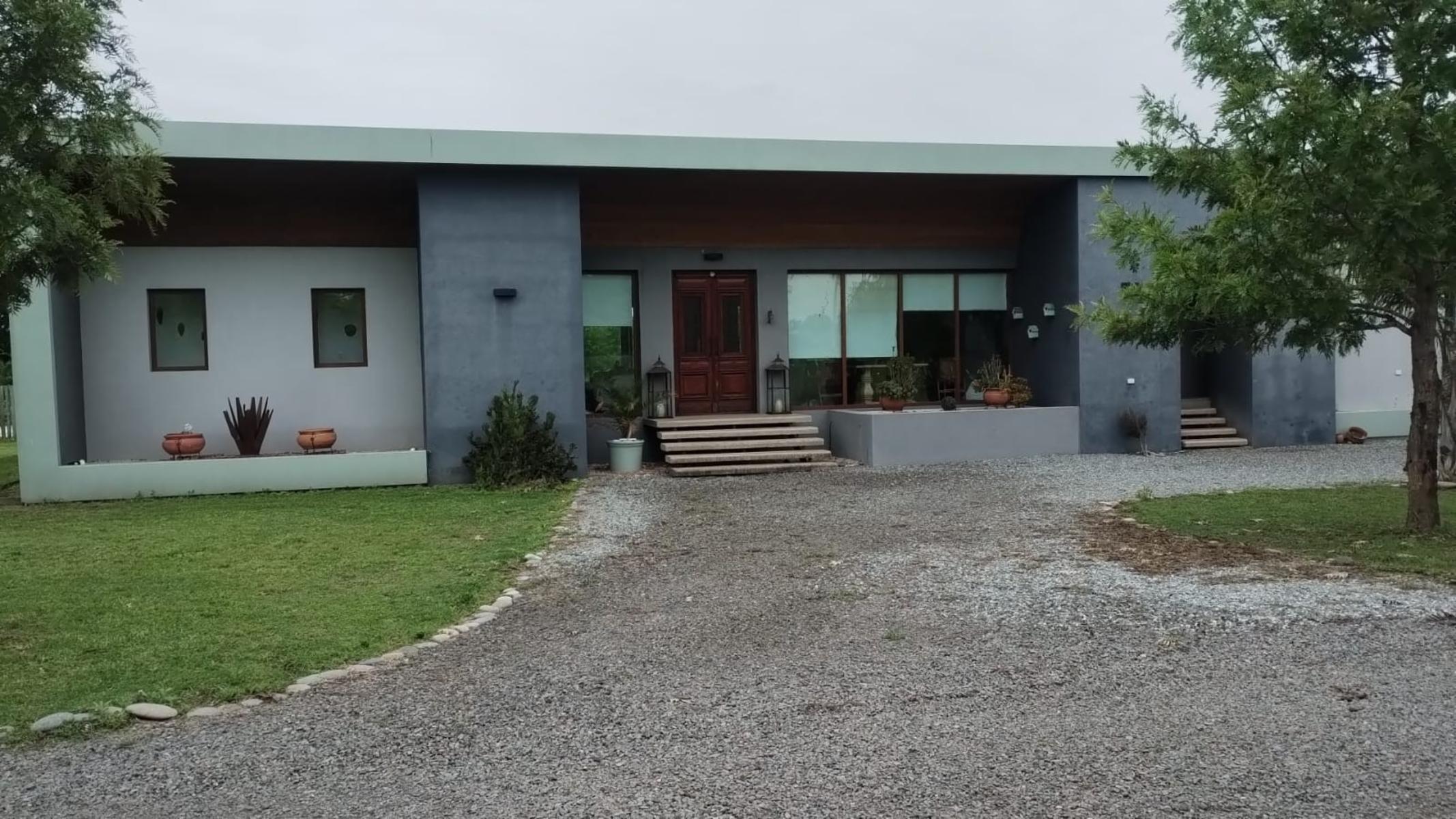 CASA EN CHACRA DE TRES HECTARIAS,   VISTA PANORAMICA AL PARQUE GALERIA SEMICUBIERTA CON HORNO Y PARRILLA BODEGA EN SUBSUELO CANCHA DE PADLE VIDRIADA PISCINA Y POTRERO CON LAGO