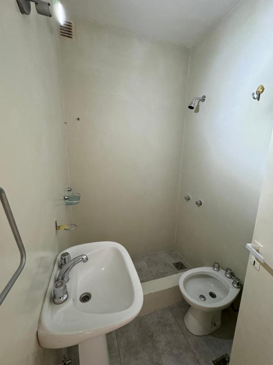 Departamento 2 ambientes con balcón al frente, excelente ubicación esquina Av. Arieta. APTO CREDITO