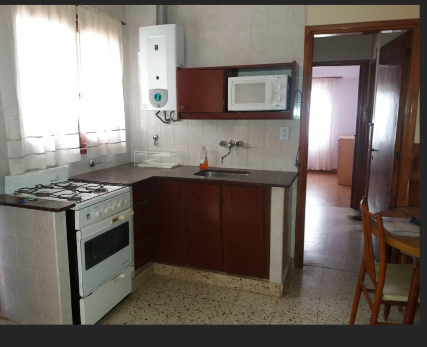 VENDO CASA CON AMPLIO LOCAL EN SAN CAYETANO