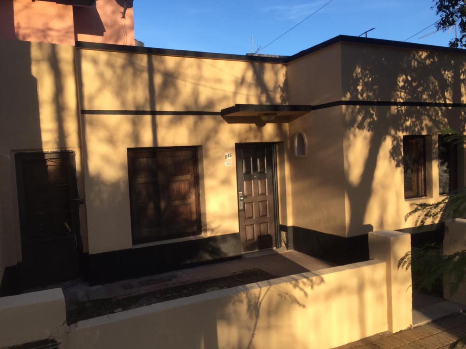 CASA EN LOTE PROPIO DE 3 AMB. CON JARDIN Y PATIO PROX. AV. MARQUEZ