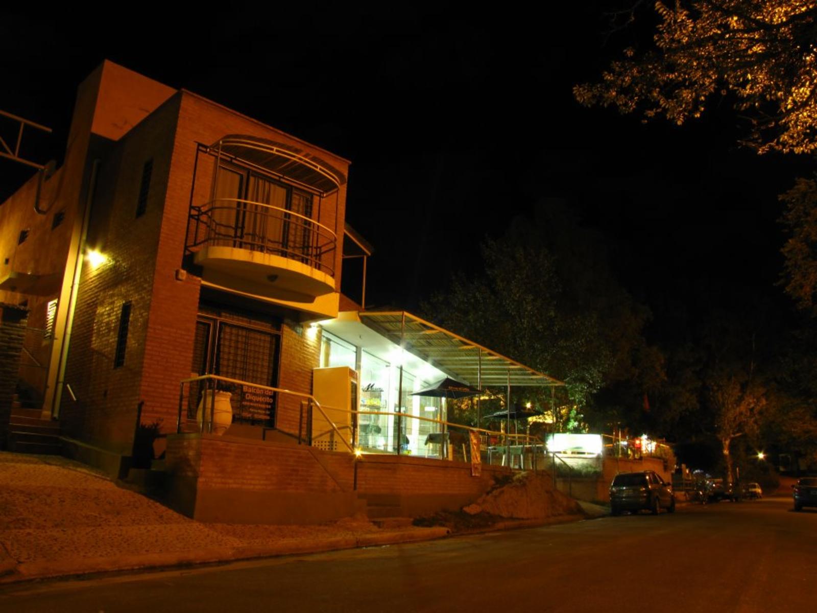 COMPLEJO DE CABAÑAS FRENTE AL RIO. A 10 MINUTOS DE PLENO CENTRO. PISCINA. PATIO. SOLARIUM. ASADORES
