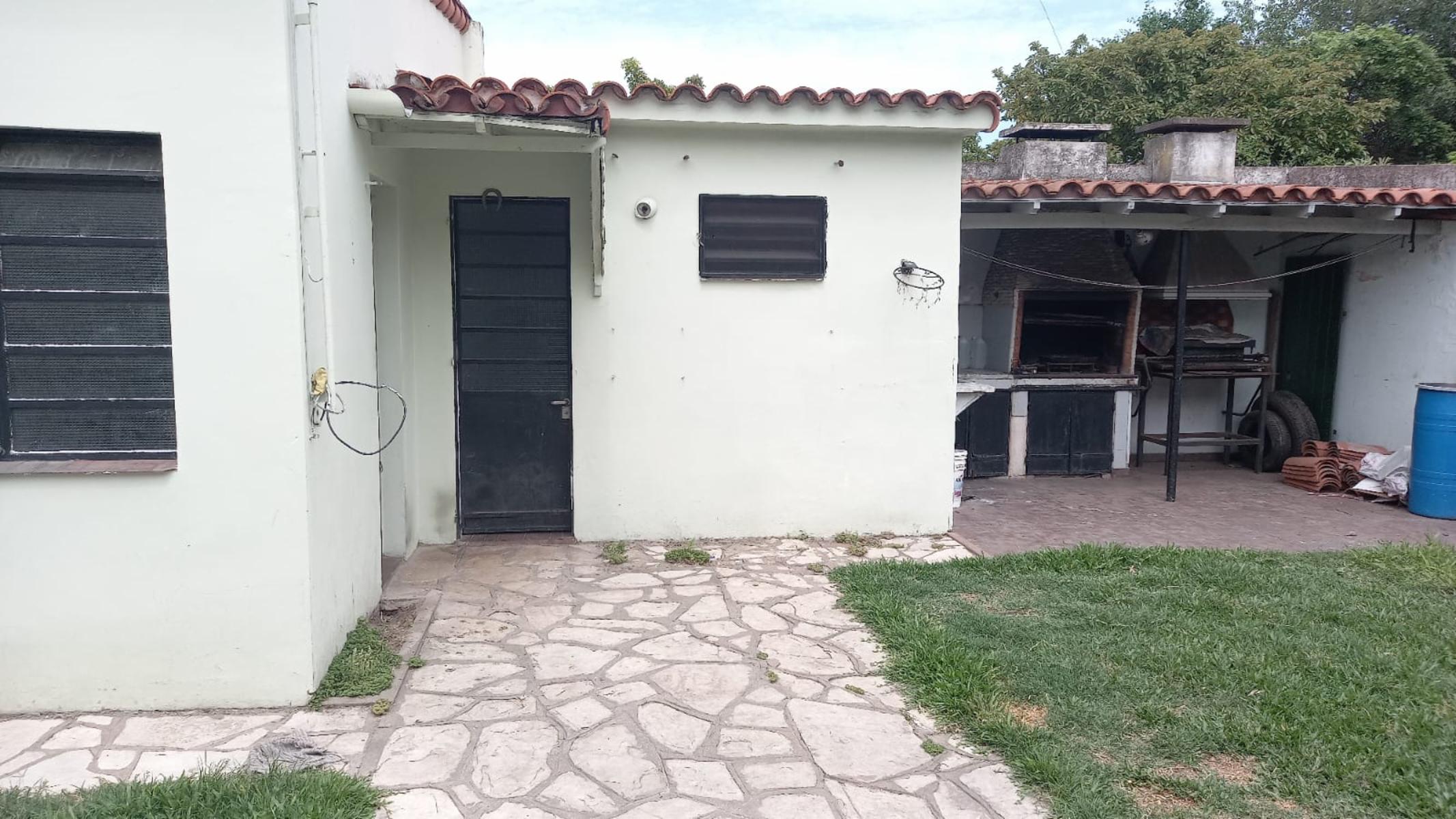 Chalet tejas colonial de 3 ambientes con garaje y fondo libre con parrilla