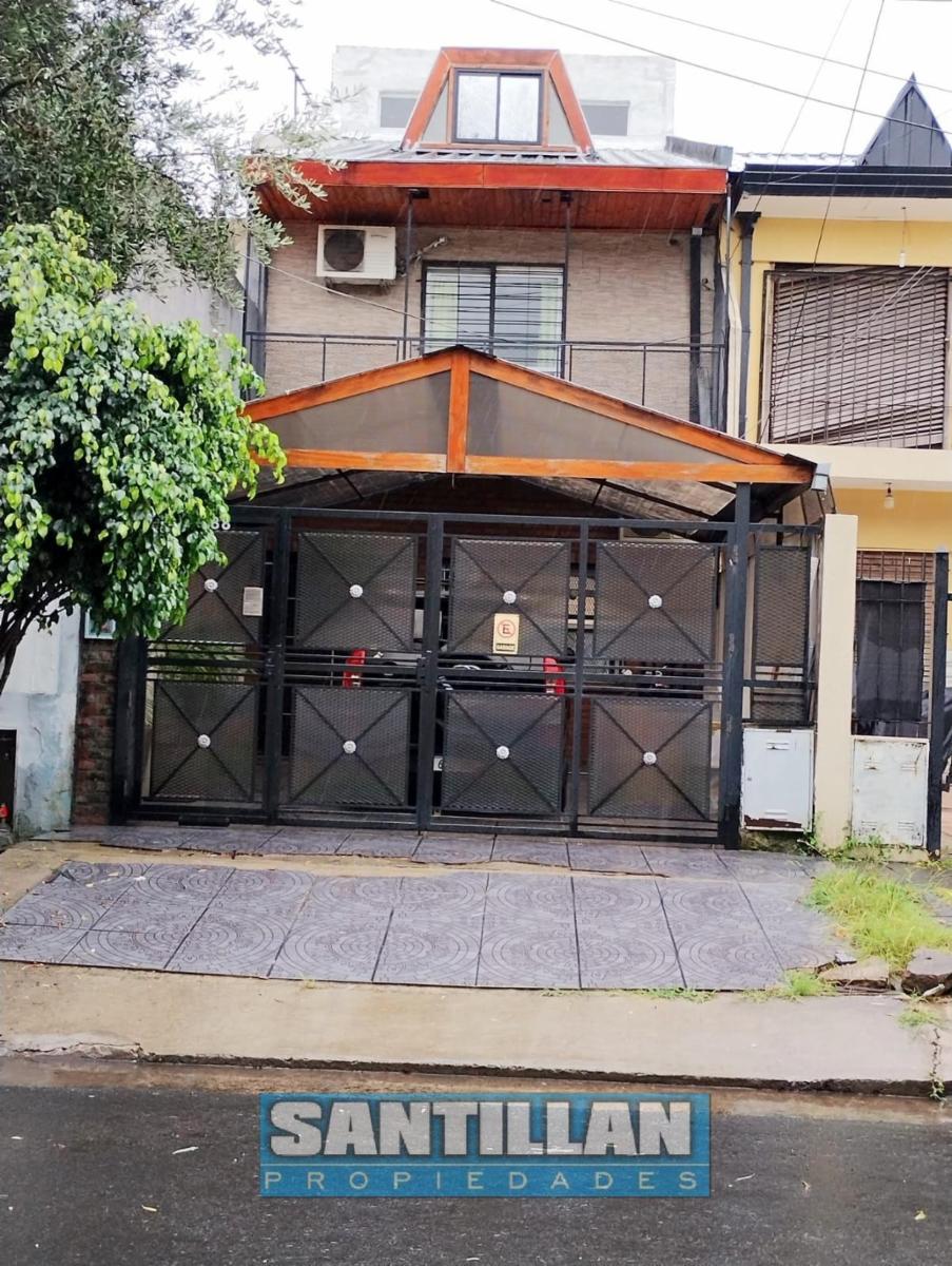 EXCELENTE TRIPLEX 4 AMBIENTES CON PATIO Y GRAN COCHERA