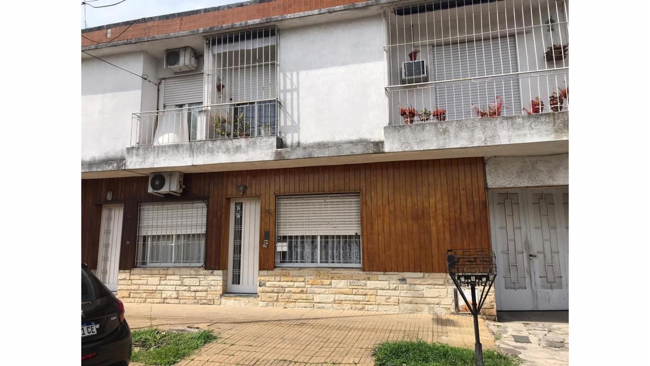 DUPLEX DE 3 AMBIENTES CON PATIO Y COCHERA