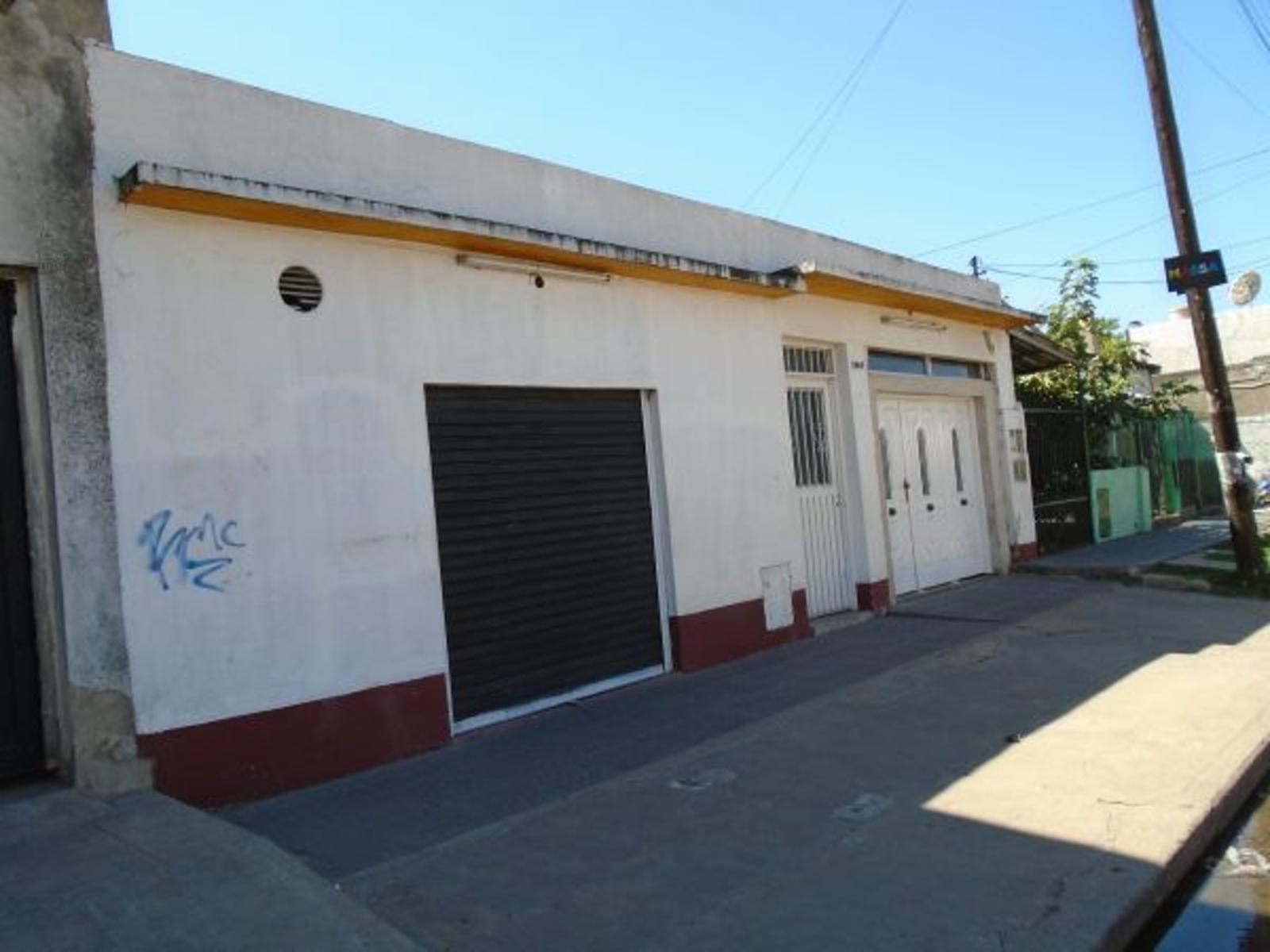 CLAYPOLE: CASA CON GARAGE Y AMPLIO FONDO , CON LOCAL