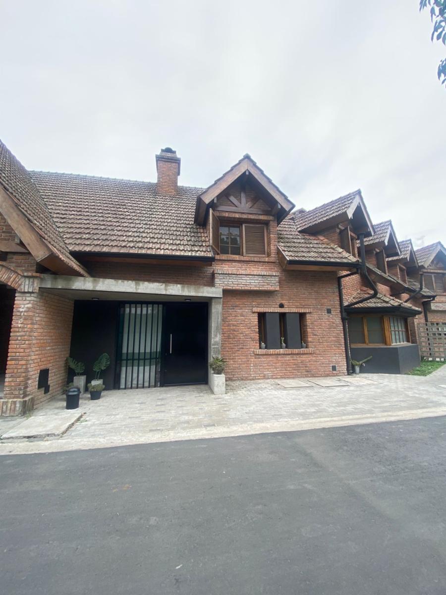 Casa a la venta en Bella Vista con pileta