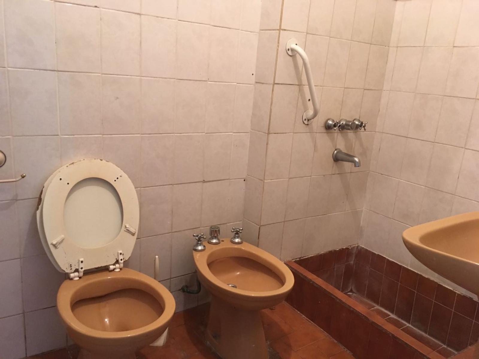 VENDO Casa - con RENTA en Suipacha esquina Tibiletti · Uruguay — foto 4