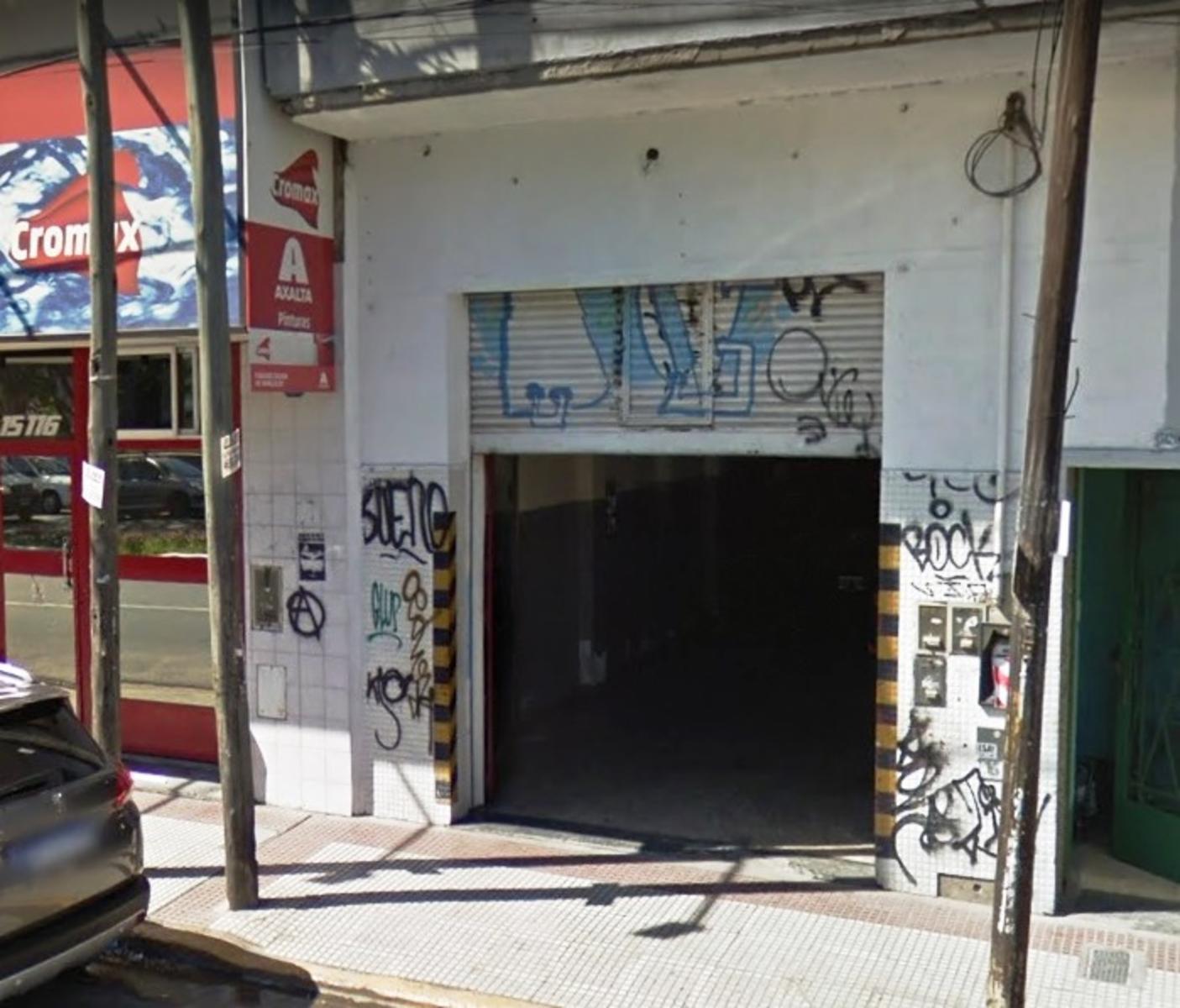 Local sobre Av Rivadavia (hoy taller mecánico) 5 x 20