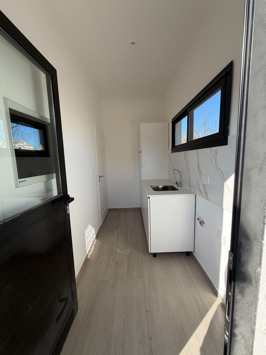 UNA CASA LISTA PARA MUDARTE- 4 DORMITORIOS- PILETA- GALERÍA