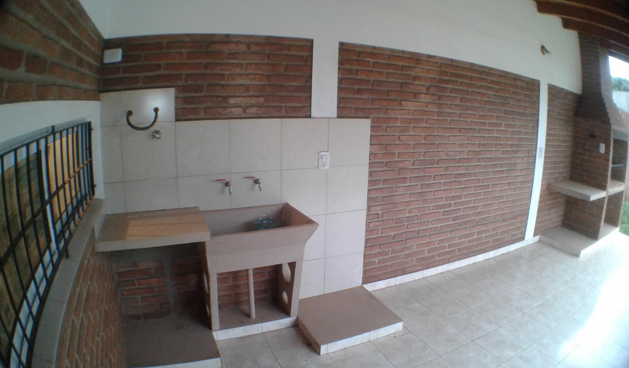 CASA DE 3 DORMITORIOS SOBRE CALLE 111 DE POSADAS. MUY PRÁCTICA POR SUS CARACTERÍSTICAS.-