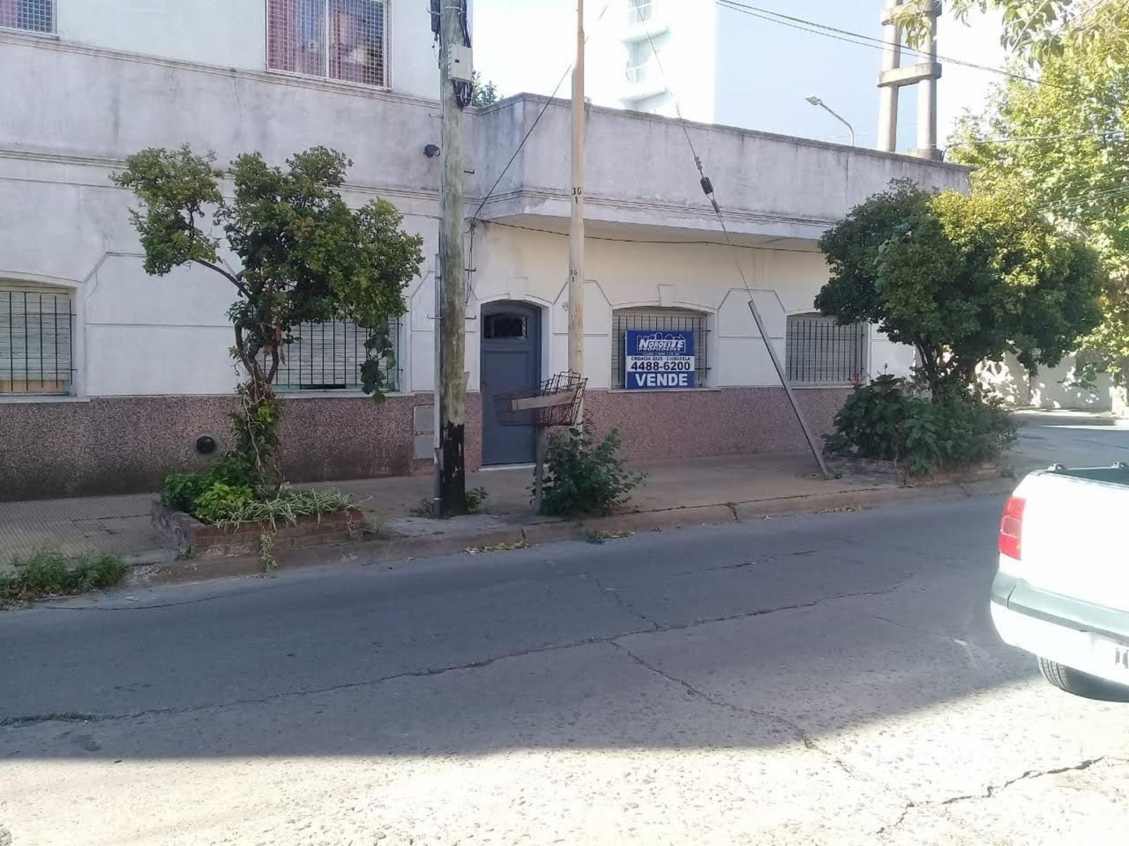 Casa ideal dos familias a mts Rivadavia